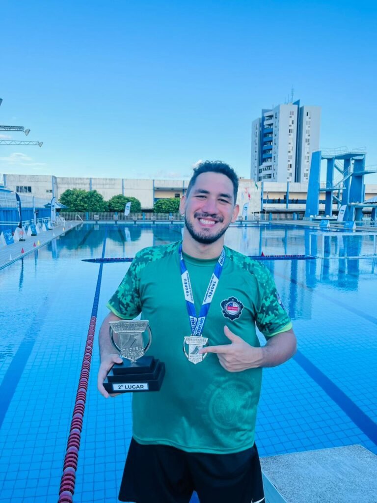 Andrey Bastos com a medalha e troféu da equipe amazonense