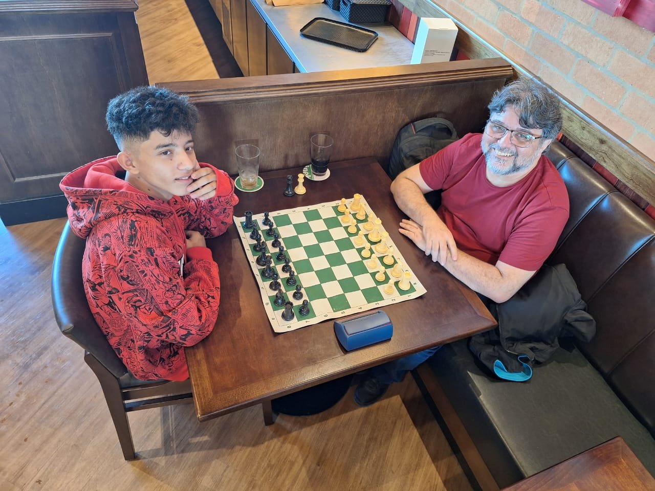 Campeão brasileiro de xadrez participa de partida simultânea