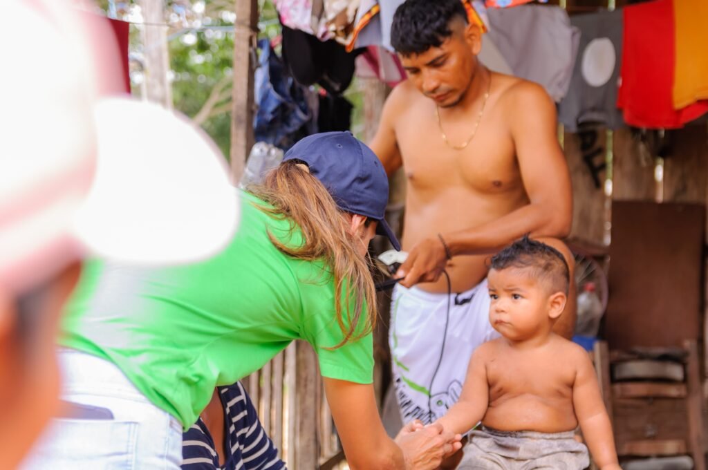 A pré-candidata à Prefeitura de Parintins está acompanhando as necessidades das comunidades - (Foto: Divulgação / NOVO Parintins)