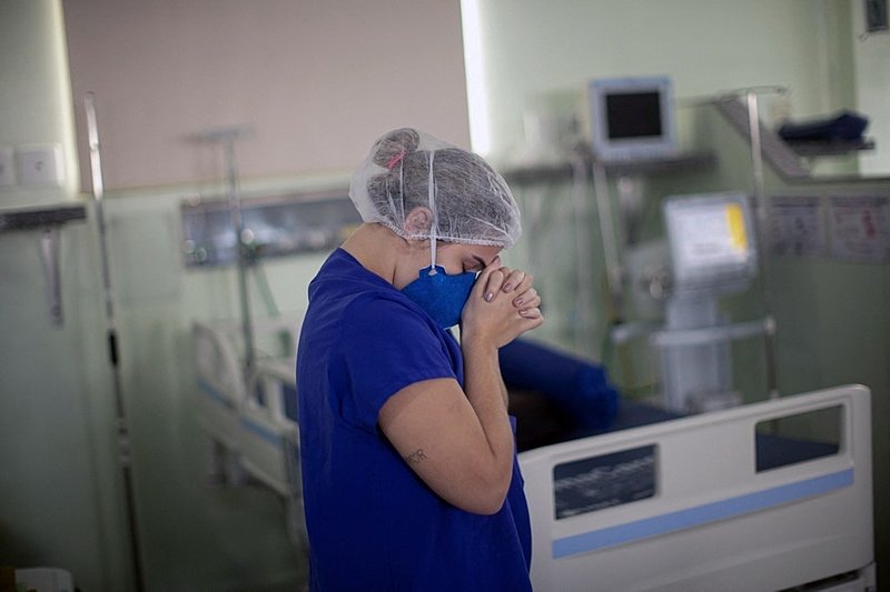 Trabalhadora da saúde participa de oração coletiva pelas vítimas da covid em hospital de Belém (PA) - Tarso Sarraf / AFP
