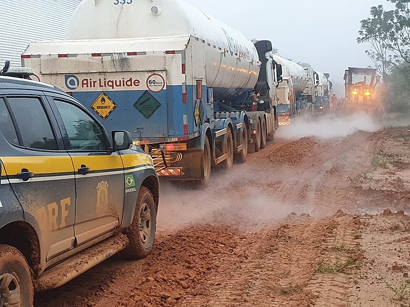 Comboio leva oxigênio a Manaus pela BR-319 - (Foto: Divulgação/PRF)