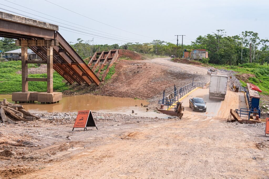 Ponte Autaz Mirim em obra após desabar - (Foto: João Dejacy/Rios de Notícias)