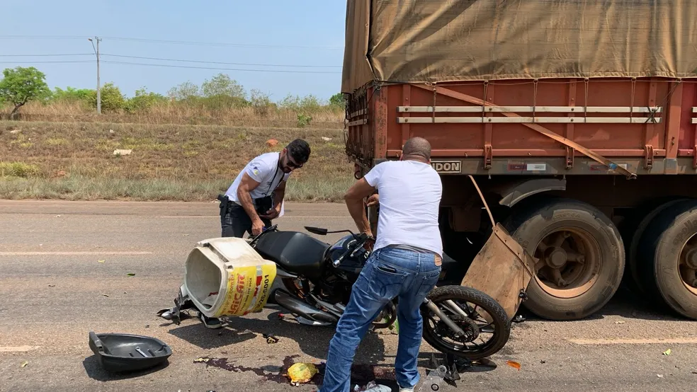 Entregador morre ao bater moto na traseira de caminhão parado em rodovia  no Tocantins - (Foto: Reprodução)