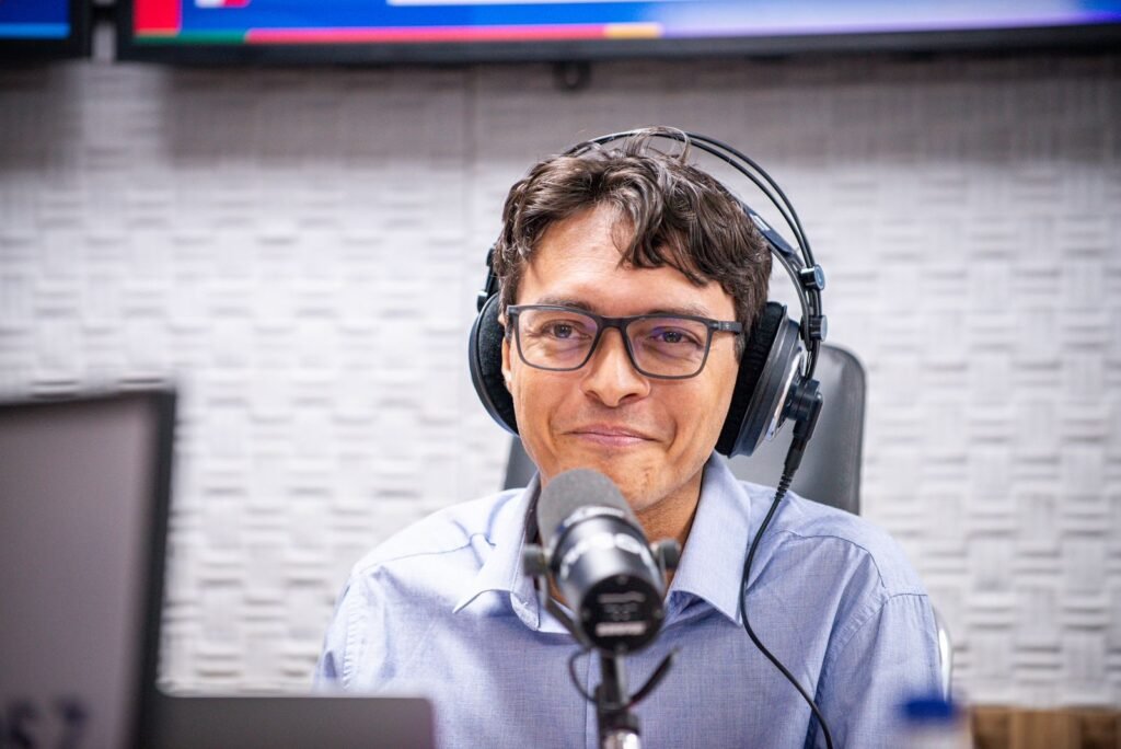 Rômulo Araújo, apresentador do programa Rios de Conhecimento - (Foto: Reprodução/ Arquivo pessoal) 