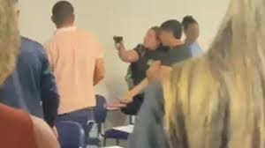 Vídeo: universitária saca arma para colega durante briga em sala de aula