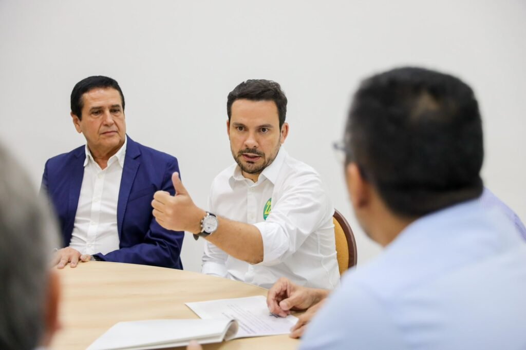 Capitão Alberto Neto e professora Maria do Carmo se reunem com profissionais e empresários do segmento para discutir soluções de problemas (Foto: Tadeu Rocha)