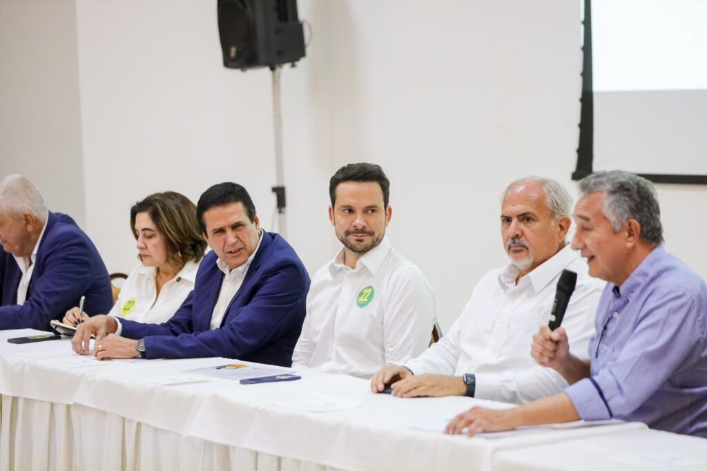 Capitão Alberto Neto e professora Maria do Carmo se reunem com profissionais e empresários do segmento para discutir soluções de problemas (Foto: Tadeu Rocha)