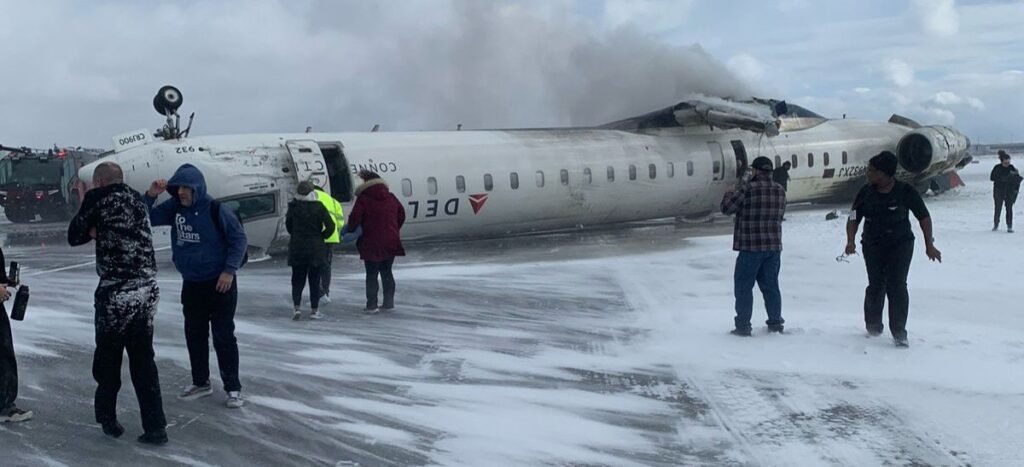 Aeronave fica de ponta-cabeça após acidente em Toronto, no Canadá (Foto: Reprodução/ internet)