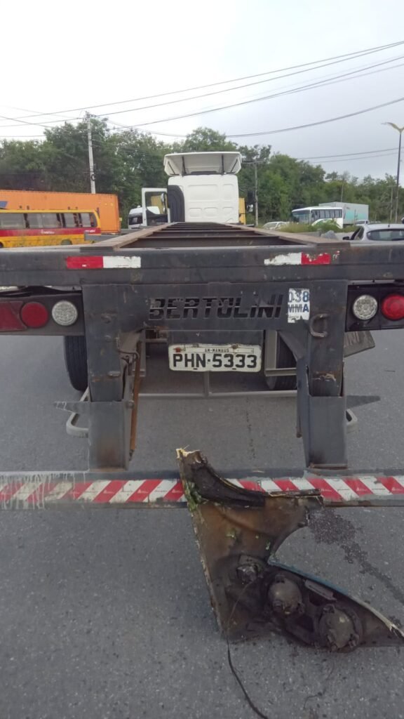 Parte traseira do caminhão após a colisão (Foto: Reprodução/ redes sociais)