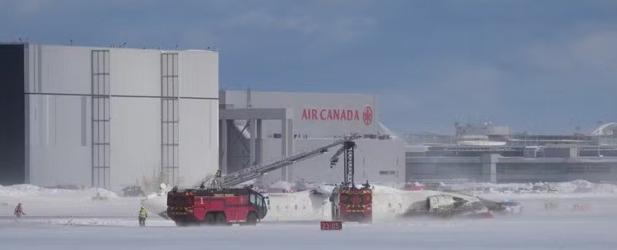 Aeronave fica de ponta-cabeça após acidente em Toronto, no Canadá (Foto: Arlyn McAdorey/Reuters)