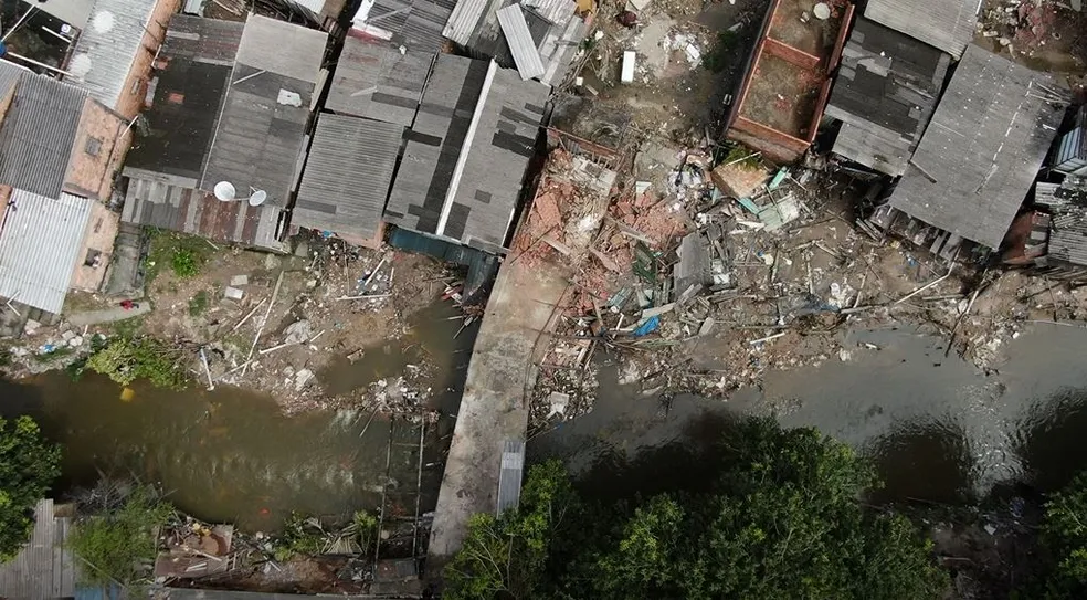 Vista aérea do Igarapé do 40, no Manaus 2000, dois dias após correnteza arrastar casas em Manaus (Foto: Wiliam Duarte)