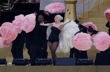 Com show pré-gravado, Lady Gaga abre cerimônia em Paris