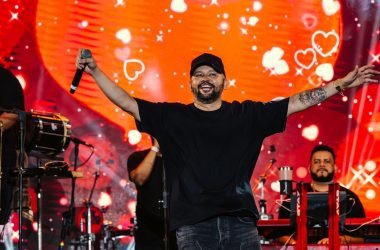 Uendel Pinheiro canta no 'Vira Mês' de shopping da zona Leste de Manaus