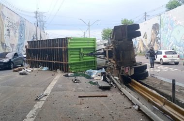 Caminhão de recicláveis tomba na zona Norte de Manaus (Foto: Reprodução/ redes sociais)