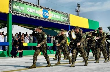 Manauaras prestigiam desfile cívico-militar de 7 de Setembro