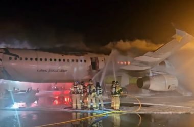 Avião fica destruído após pegar fogo em aeroporto de Gimhae, na Coreia do Sul (Foto: Reprodução/ Reuters/ Yonhap)