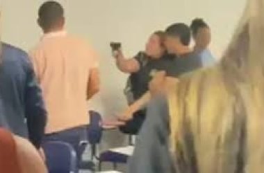 Vídeo: universitária saca arma para colega durante briga em sala de aula